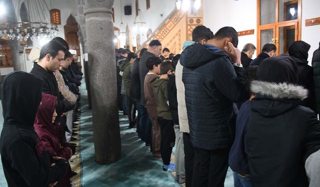 "Babalar ve oğullar" sabah namazında buluştu