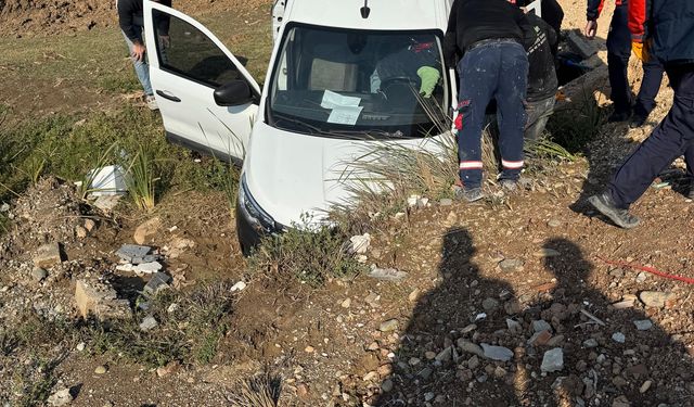 Batman'da araç kanala düştü: Sürücü yaralı kurtarıldı