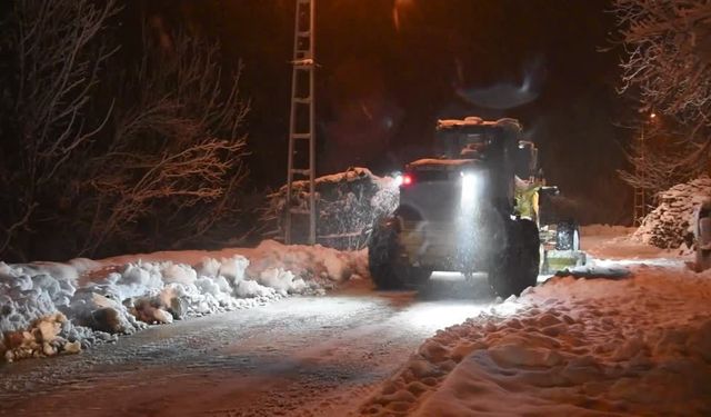 Bitlis’te ekipler yolu kapanan köydeki bebek için seferber oldu