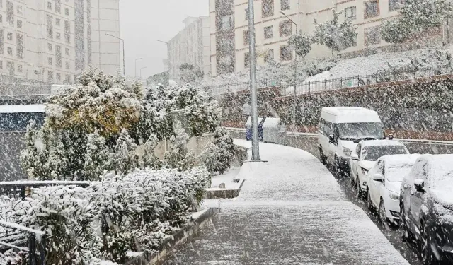 Bitlis’te kar ve fırtına 180 köy yolunu kapattı