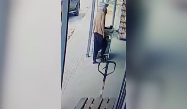 Çamurlu ayakkabısını çıkarıp markete çorapla girdi