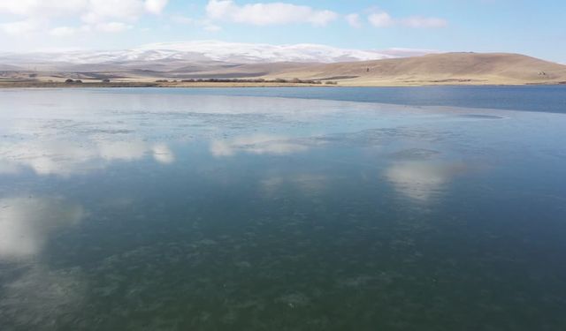 Çıldır Gölü'nün yüzeyi donmaya başladı