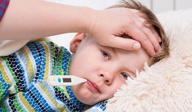 Ateşli çocuklara kalın giydirilmesi iyileşmeyi zorlaştırıyor