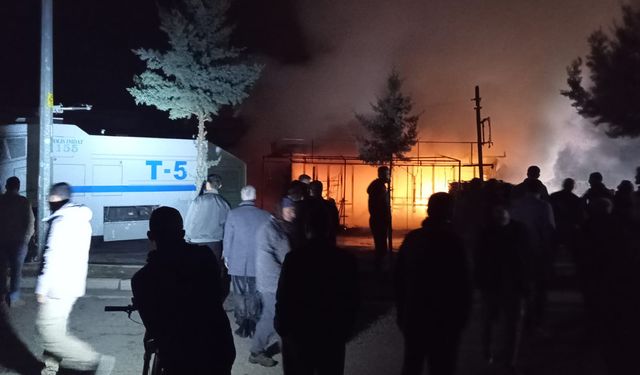 Dicle'de çıkan yangında bir işyeri küle döndü