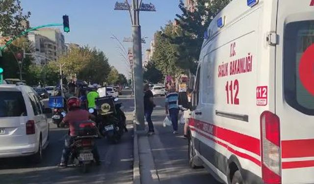 Diyarbakır'da otomobilin çarptığı motokurye metrelerce savruldu