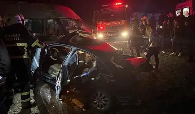 Diyarbakır'da takla atan otomobil hurdaya döndü: 1 ölü, 1 yaralı