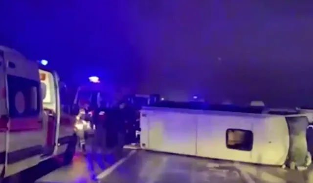 Diyarbakır'da yolcu minibüsü şarampolde asılı kaldı