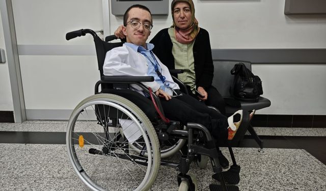 Doğuştan cam kemik hastası Hamza, beyaz önlüğüne kavuştu