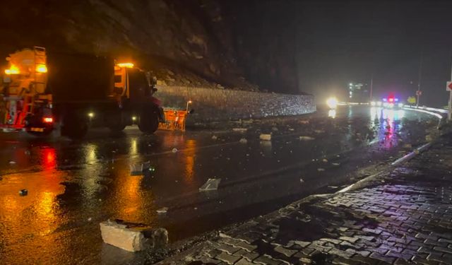 Hakkari’de yola düşen kaya parçaları ekiplerce temizlendi