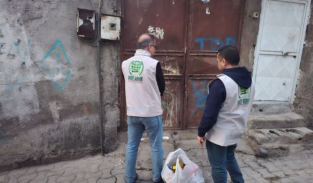 Kahramanmaraş Umut Kervanı kandil dolaysıyla gıda dağıtımı gerçekleştirdi