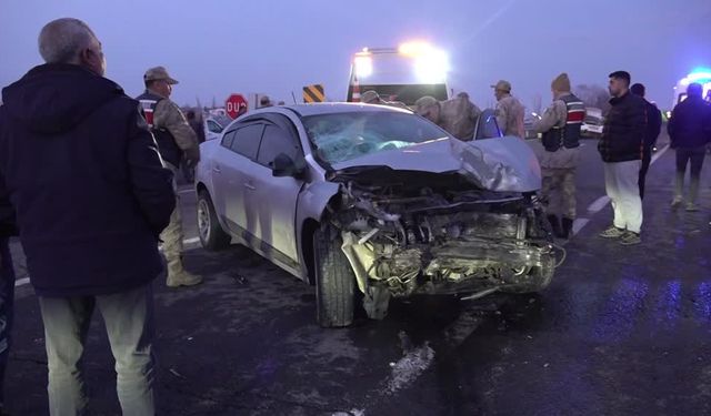 Kars’ta iki otomobil çarpıştı: 6 yaralı