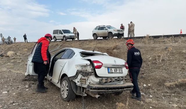 Kars'ta kamyonla çarpışan otomobil şarampole devrildi