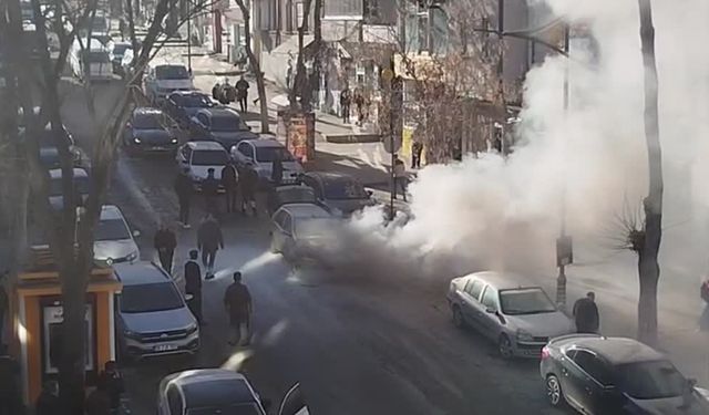 Kars’ta seyir halindeyken alev alan otomobil kullanılamaz hale geldi