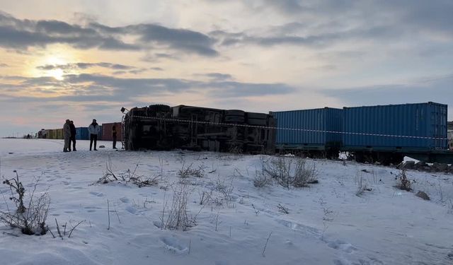 Kars'ta tren hemzemin geçitte kamyona çarptı: 1 ölü