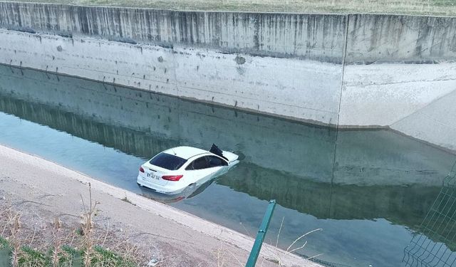 Diyarbakır'da araç su kanalına düştü