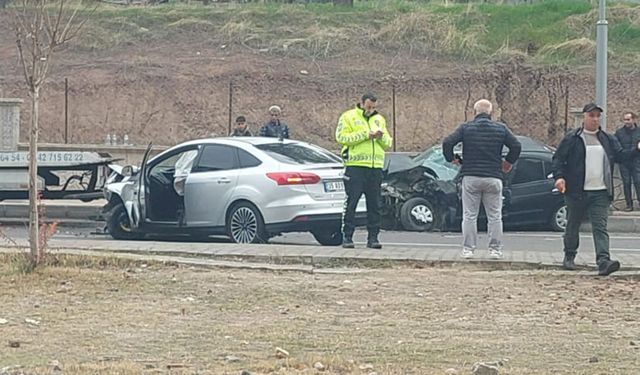 Batman’da otomobiller kafa kafaya çarpıştı: 3 yaralı