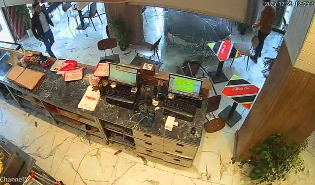 Malatya'da kontrolden çıkan otomobil iş yerine daldı