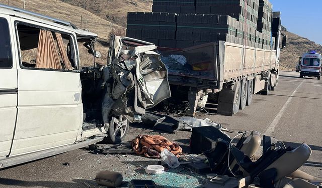 Malatya'da minibüs tıra çarptı: 3 ölü