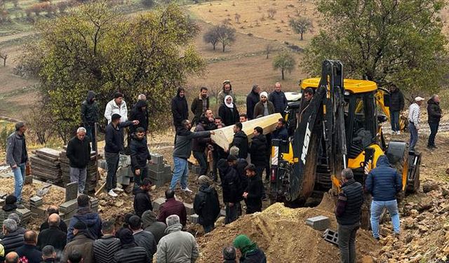 Mardin'de kazada ölen anne ve 2 çocuğu ile 1 akrabaları Kürtçe ağıtlar eşliğinde toprağa verildi