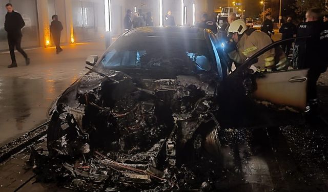 Mardin’de park halindeki otomobil alev aldı