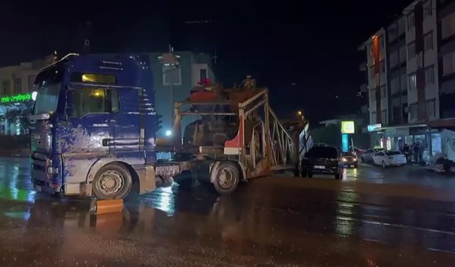 Mersin’de TIR rampada askıda kaldı