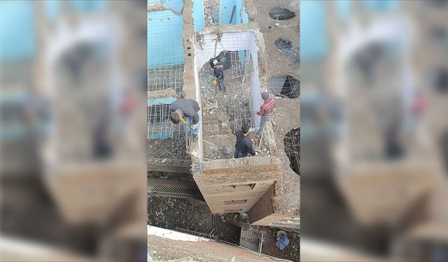 Diyarbakır'da deprem hasarlı bina insan gücüyle yıkılıyor