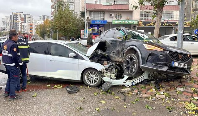 Şanlıurfa’da iki otomobilin çarpıştığı kazada 2 yaralı