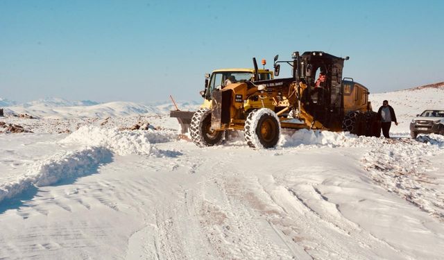 Siirt’te 10 köyü birbirine bağlayan kritik yol için gece gündüz kar mesaisi