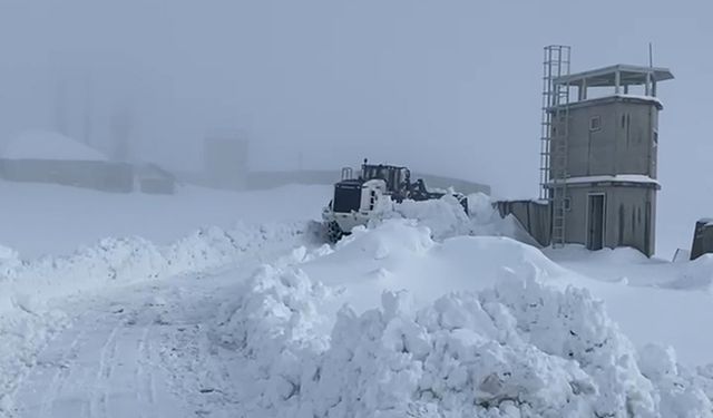 Şırnak’ta kar yağışı köy yollarını kapattı