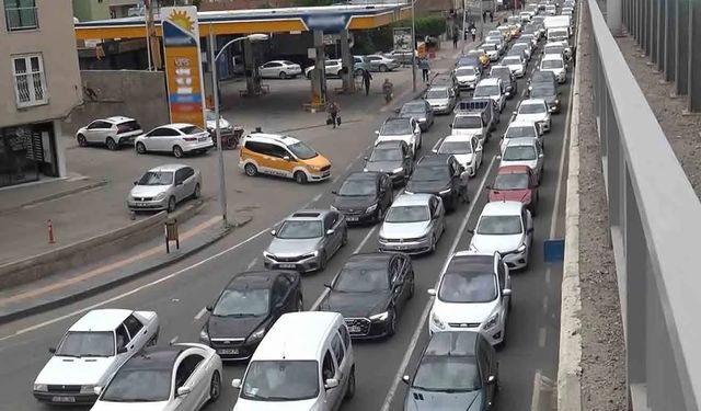 Diyarbakır'da trafik krizi büyüyor: Kavşak yine kilitlendi