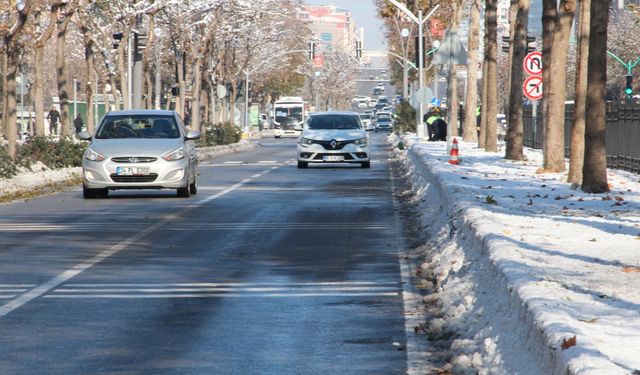 Usta sürüş eğitmenlerinden buzlu yollara karşı hayati uyarılar