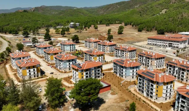 Vali Yavuz deprem konutlarına yerleşen aileleri ziyaret etti