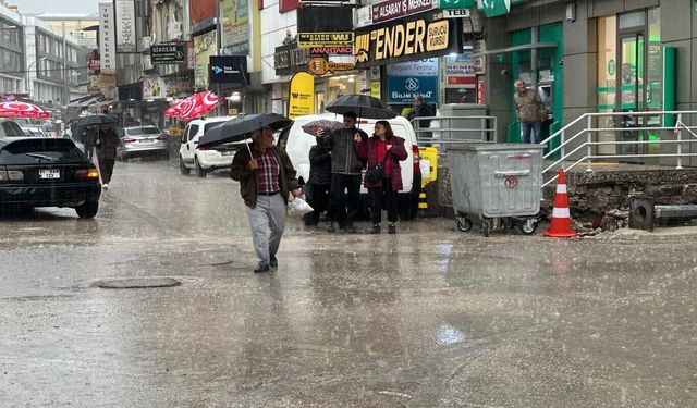 Yoğun yağış Adana'da hayatı olumsuz etkiledi