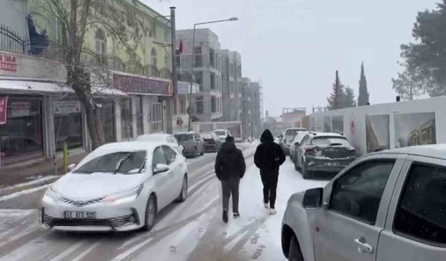 Adıyaman Besni'de yoğun kar yağışı etkili oluyor