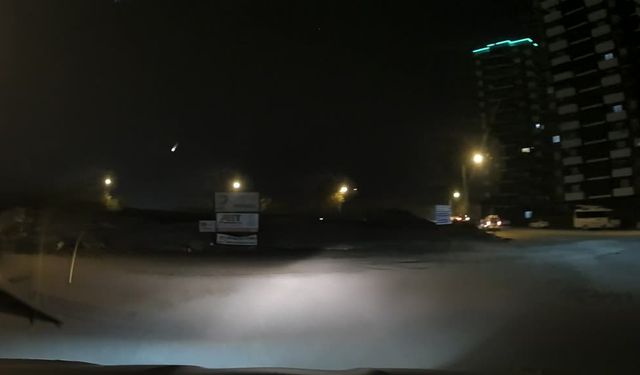 Adana'da göktaşı olduğu değerlendirilen parlak cisim kameraya yansıdı