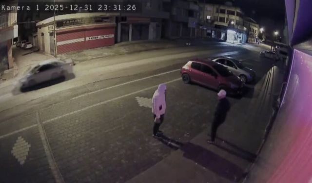 Adana’da iş yerinin camına kaldırım taşıyla saldırdılar