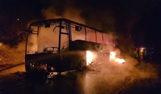 Adana'da yangın çıkan otobüs kullanılamaz hale geldi