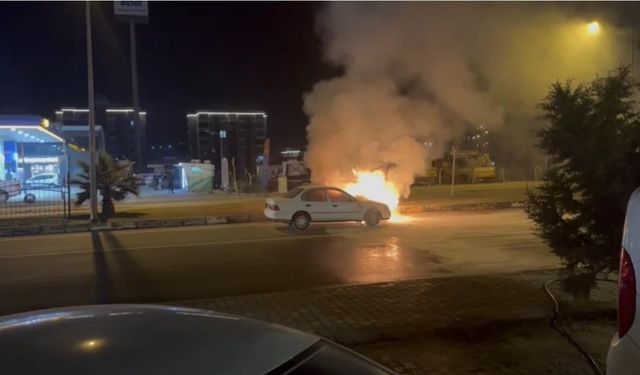 Adıyaman’da seyir halindeki otomobil alev aldı