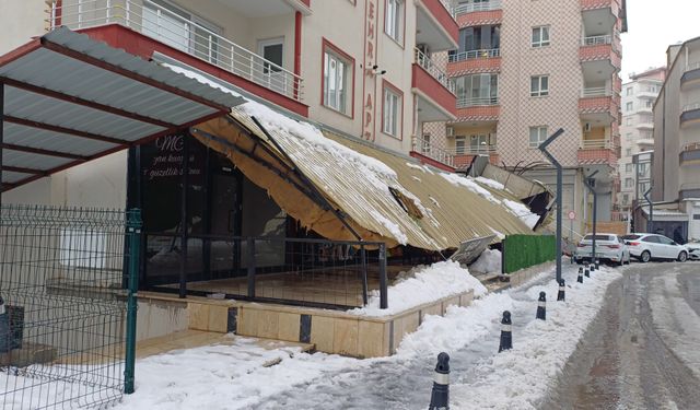 Batman'da bir iş yerinin sundurması çöktü