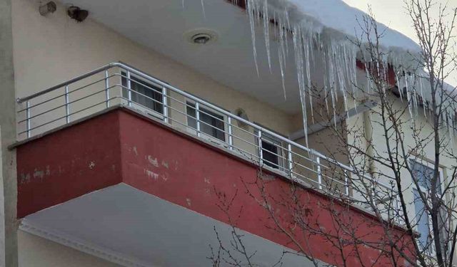 Adıyaman'da çatılardaki buz kütleleri tehlike saçıyor