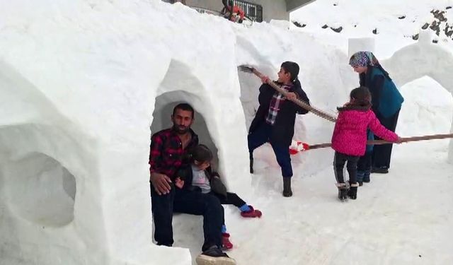 Adıyaman'da kardan oyun alanı ve evler yaptı