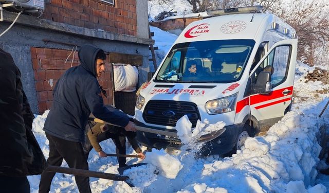 Ambulansa yol açmak için küreklerle seferber oldular