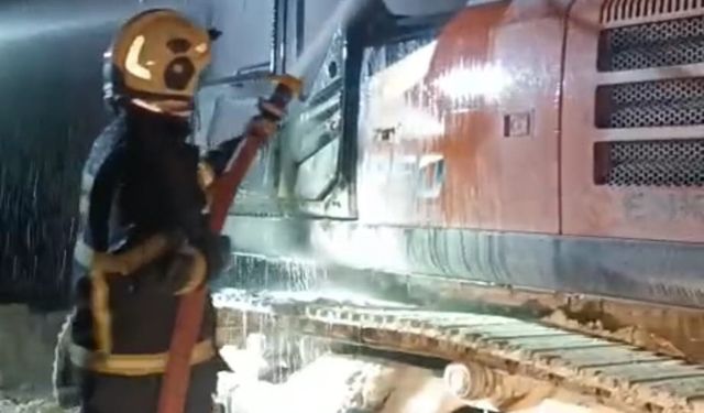 Batman'da park halindeki iş makinesi yandı