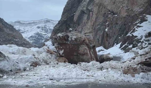 Dağdan kopan kaya parçası, yolu ulaşıma kapattı