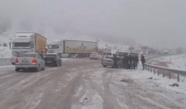 Gaziantep–Araban kara yolunda çok sayıda araç mahsur kaldı