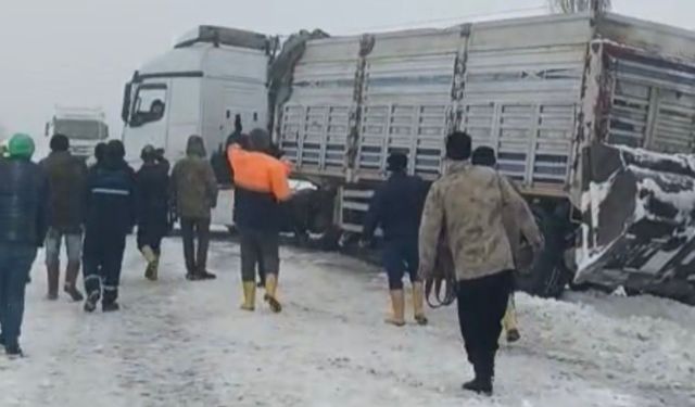 Gaziantep'te kontrolden çıkan tır yolu kapattı