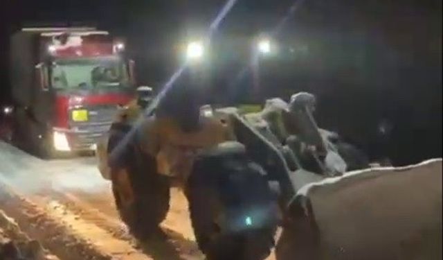 Mahsur kalan doğalgaz yüklü tır kurtarıldı