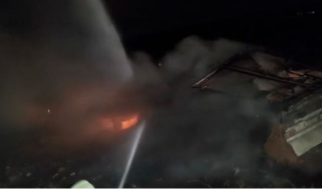 Mardin'de şarampole devrilen tırda yangın çıktı