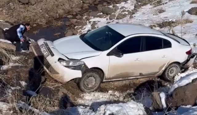 Şanlıurfa'da otomobil köprüden dereye uçtu