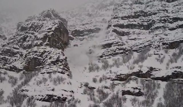 Şırnak'ta çığ düşme anı görüntülendi